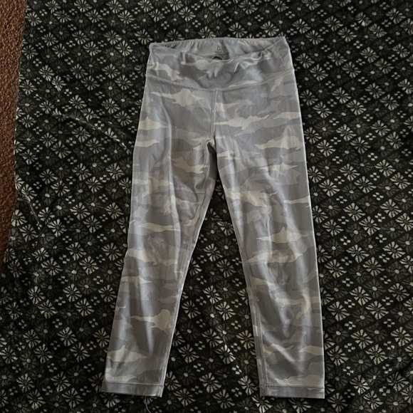 ATHLETA GIRL PRINTED CHIT CHAT CAPRI 7/8 - Picture 2 of 5